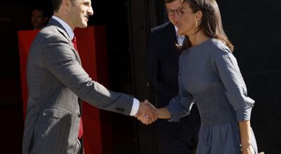 Letizia triunfa con un vestido ‘cintura de avispa’ rebajado en El Corte Inglés y sandalias planas en su visita a Netflix