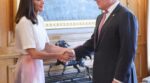 Letizia sorprende con un look relajado y muy veraniego que potencia su bronceado y es perfecto para recibir invitados