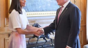 Letizia sorprende con un look relajado y muy veraniego que potencia su bronceado y es perfecto para recibir invitados