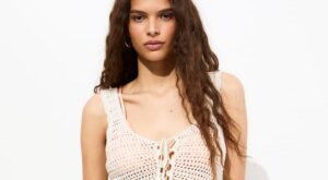 Los 5 chalecos de crochet más bonitos que mi abuela ya puso de moda en su día y siguen siendo tendencia