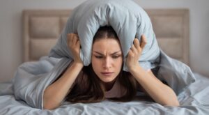 ¿Qué cosas son las que hacemos mal y podemos mejorar para dormir mejor? Dos expertas desvelan las claves