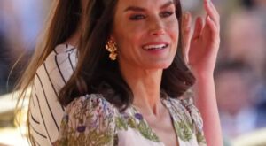 Letizia rescata un vestido floral de 2020 en uno de los días más importantes de Leonor: midi y con ‘cintura de avispa’