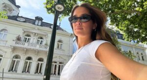 5 trucos para elegir la camiseta blanca básica perfecta y combinarla bien este verano