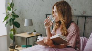 El verdadero motivo por el que no deberías tener un vaso de agua junto a la cama