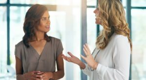 Las personas más inteligentes que la media suelen repetir estas 5 frases clave en su día a día