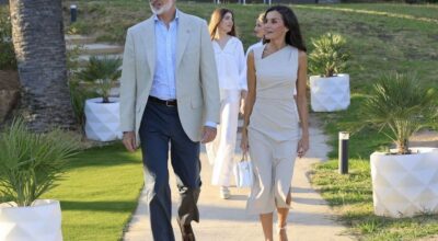 Letizia deslumbra con un elegante vestido de Mango en Girona: ajustado, midi y resalta el bronceado