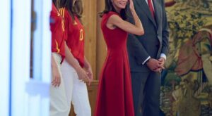 Letizia rescata su vestido rojo con cremallera de la firma Carolina Herrera para recibir a la selección española