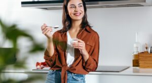 Un médico desvela qué tipo de yogur deberías tomar en la cena para controlar la grasa abdominal