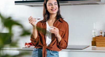 Un médico desvela qué tipo de yogur deberías tomar en la cena para controlar la grasa abdominal