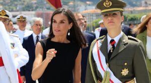 Letizia demuestra que ‘menos es más’ con un vestido sencillo pero muy elegante en la Escuela Naval de Marín