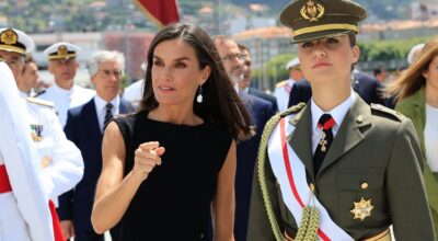 Letizia demuestra que ‘menos es más’ con un vestido sencillo pero muy elegante en la Escuela Naval de Marín