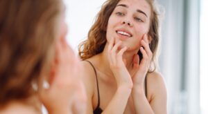 Este es el mejor tratamiento para decir adiós a las manchas solares, según una experta