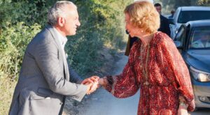 La reina Sofía se atreve con un vestido tipo caftán juvenil y boho que las mujeres elegantes de todas las edades amarán