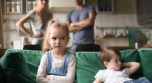 4 claves infalibles para conseguir reducir las peleas de tus hijos en casa este verano