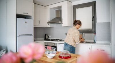 Por qué este mal hábito tan común en la cocina puede fomentar la proliferación de bacterias y cómo puedes prevenirlo