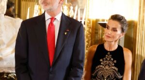 Letizia brilla en París con un elegante vestido de Dior en la ceremonia de inauguración de los Juegos Olímpicos 2024