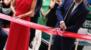 Mary de Dinamarca radiante con un espectacular mono rojo en París que amarán las mujeres de 50 elegantes y estilosas