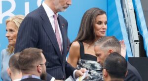Letizia rescata un vestido elegante de Carolina Herrera para la inauguración de los Juegos Olímpicos de París 2024