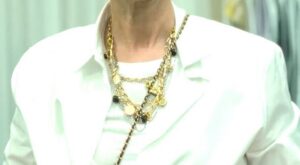 Celine Dion canta bajo la lluvia con un elegante vestido de flecos en la ceremonia inaugural de los Juegos Olímpicos