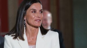 Letizia radiante en Mallorca con un look de lo más elegante y seductor: así es su vestido midi y metalizado de Boss