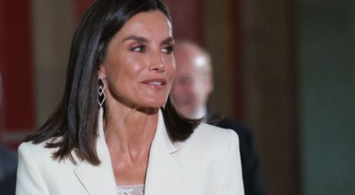 Letizia radiante en Mallorca con un look de lo más elegante y seductor: así es su vestido midi y metalizado de Boss