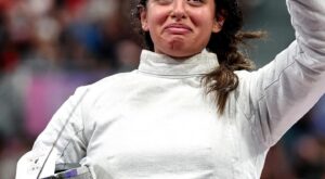 Nada Hafez hace historia en los Juegos Olímpicos de París 2024: la esgrimista egipcia compite embarazada de 7 meses