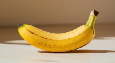 Por qué es mejor comer un plátano por la noche y no en otro momento del día, según los expertos