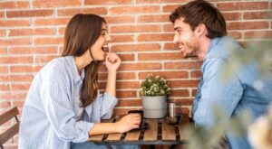 Cómo podemos diferenciar el ‘love bombing’ del interés real, según una psicóloga experta