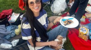 Demi Moore radiante junto a su nieta en un traje de baño que amarán las mujeres de 60: sencillo pero muy elegante