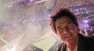 Tom Cruise recrea su salto de ‘Misión Imposible’ en el cierre de París 2024 y lleva la bandera olímpica a Los Ángeles