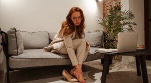 Piernas pesadas: este es el calzado que deberías evitar porque favorece la retención de líquidos, según un podólogo