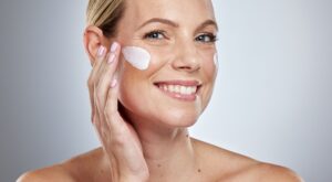 El relleno de arrugas de Nivea que suaviza tu piel en solo 5 minutos es el secreto de belleza más popular de 2024