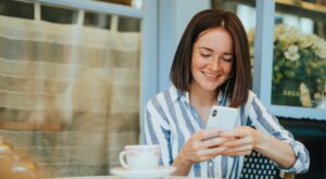 ¿Quieres parecer más amable? Esto es lo que deberías poner en tus mensajes, según un estudio de expertos