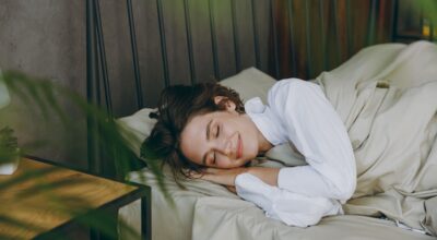 Este es el lado sobre el que deberías dormir para cuidar tu corazón, según un cardiólogo