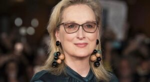 Meryl Streep brilla a sus 75 años con un vestido camisero combinado con accesorios que son pura estética años 90 y 2000