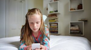 ¿Tu hijo adolescente es un rebelde por acostarse tarde? Un experto ofrece todas las claves