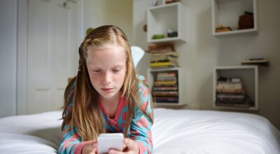 ¿Tu hijo adolescente es un rebelde por acostarse tarde? Un experto ofrece todas las claves