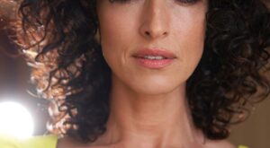 Descubre el secreto del «pre-poo»: El truco capilar que las mujeres con rizos adoran a partir de los 40