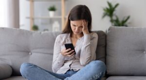 ¿Es reservado o simplemente no le interesas? Esto es lo que realmente está ocurriendo, según una psicóloga