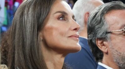 Letizia rescata su blusa clásica y apuesta por sandalias de tacón sensato: comodidad y estilo en su look de temporada