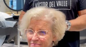 Una mujer se quita 10 años de encima con este moldeador suave que define sus rizos a partir de los 60