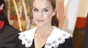 Letizia inaugura el curso escolar con una blusa de Roberto Verino que apunta a superventas: elegante y combina con todo