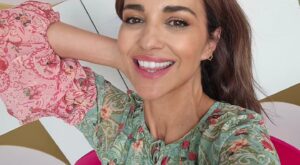 Paula Echevarría agotará los vaqueros extra largos de Stradivarius que más favorecen a los 50: elegantes y van con todo