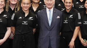 Carlos III se salta el protocolo real con las jugadoras de rugby de Nueva Zelanda: la imagen que nadie esperaba ver