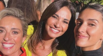 Mariló Montero, muy elegante, con el conjunto de camisa y falda plisada en tono rejuvenecedor que resalta el bronceado