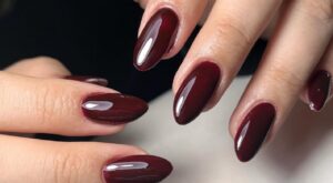 «Grandmacore nails»: todo lo que tienes que saber sobre la tendencia en manicura del momento