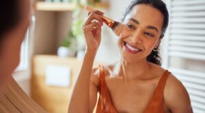 Este es el mayor error que podrías estar cometiendo a la hora de maquillarte, según una profesional