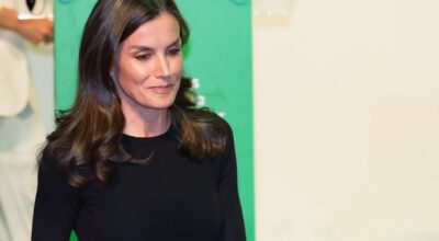 Letizia vuelve a apostar por el negro y sus icónicos aretes en la inauguración de la nueva temporada del Teatro Real