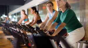 Nuestras abuelas ya lo sabían: esta es la actividad simple que te ayuda a quemar grasa sin agotarte después de los 50