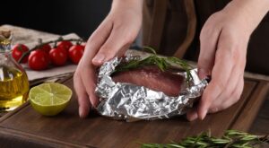El truco del papel de aluminio: ¿sabías que tiene un lado específico para la buena conservación de alimentos?